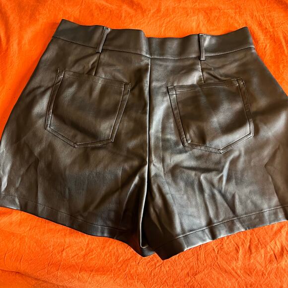 Boohoo Faux Leather  Black Shorts with pockets Xl - Picture 2 of 4